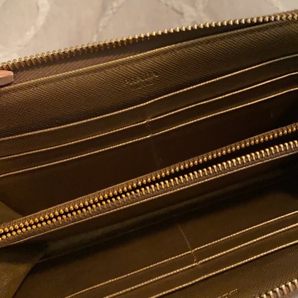 Authentic Prada zippy wallet - Picture 4 of 4